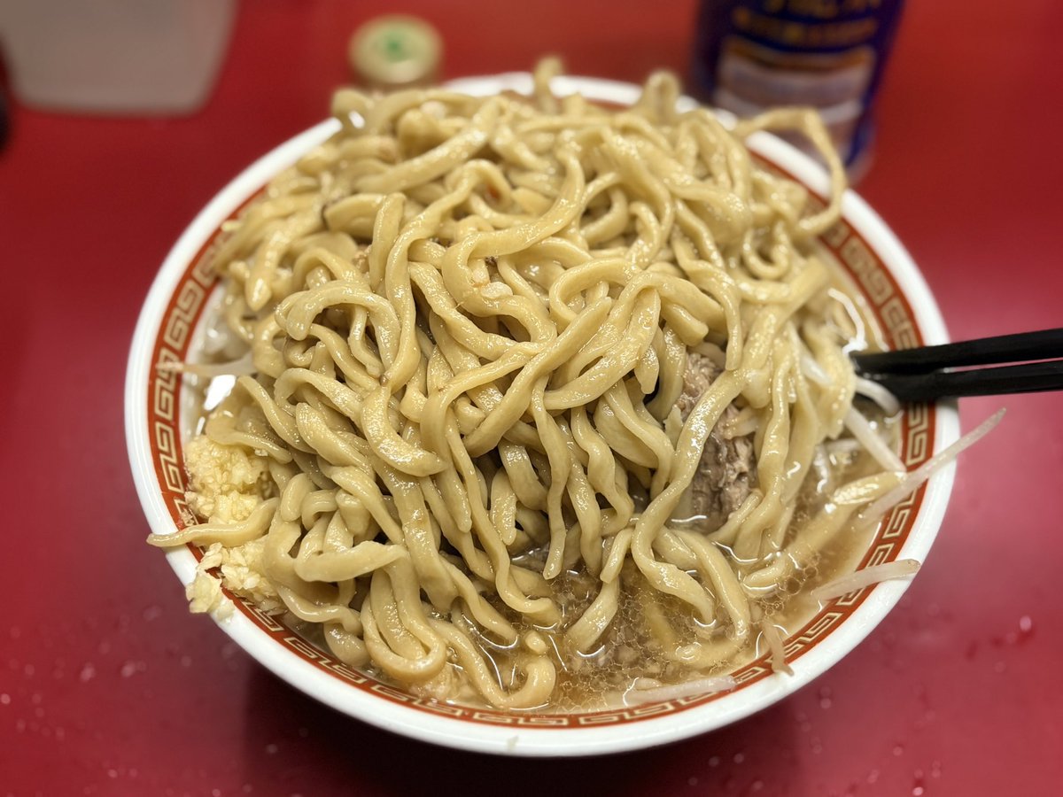jirolianriku's tweet photo. ラーメン二郎目黒店
小ラーメン600円
変な時間に飯食って23時前に腹が減って滑り込み
閉店間際と寒いのもあってか4人並び
これからはラーメン二郎目黒店の方に足を向けて寝ません https://t.co/CaETqv3OlT