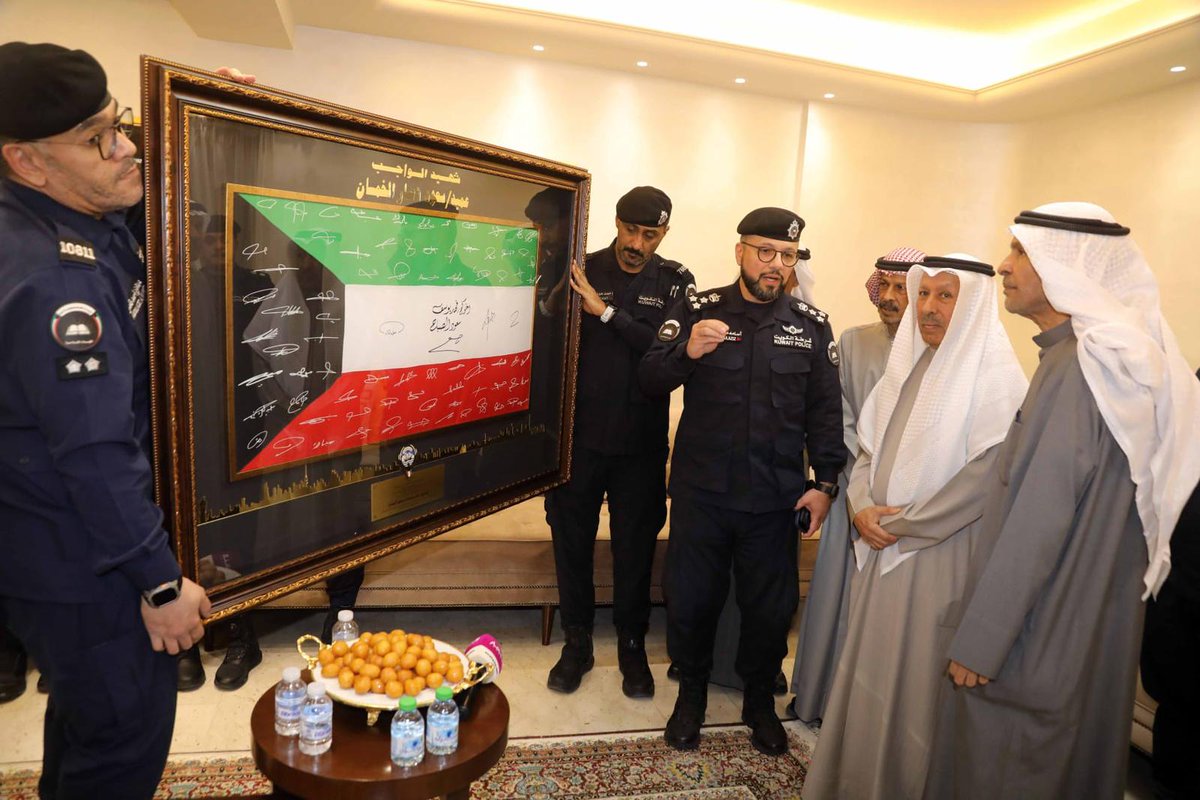 WatanNews's tweet photo. وزارة الداخلية تكرم اسرة الشهيد العميد سعود نصار الخمسان 
https://t.co/dP5OmaEpAM https://t.co/zgBY5dvZdd