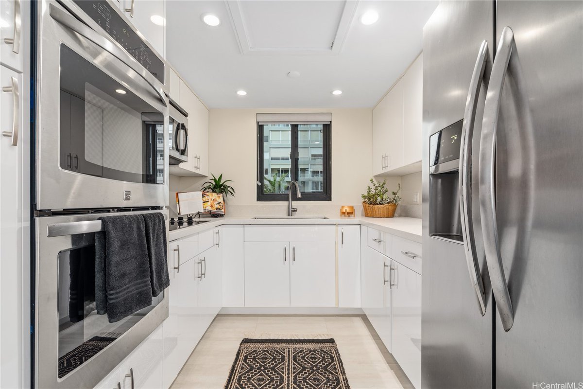 Just listed by Diane Almadova, R(S) and Mariliz Reilly, R(S) is 1015 Wilder Ave 804 in Honolulu, Oahu for $1,029,000.

hawaiilife.com/listings/1015-…

This 3BD/2BA home is 1,512 sf with expansive Oahu views, remodeled interior, floor-to-ceiling windows &amp; a wraparound lanai.