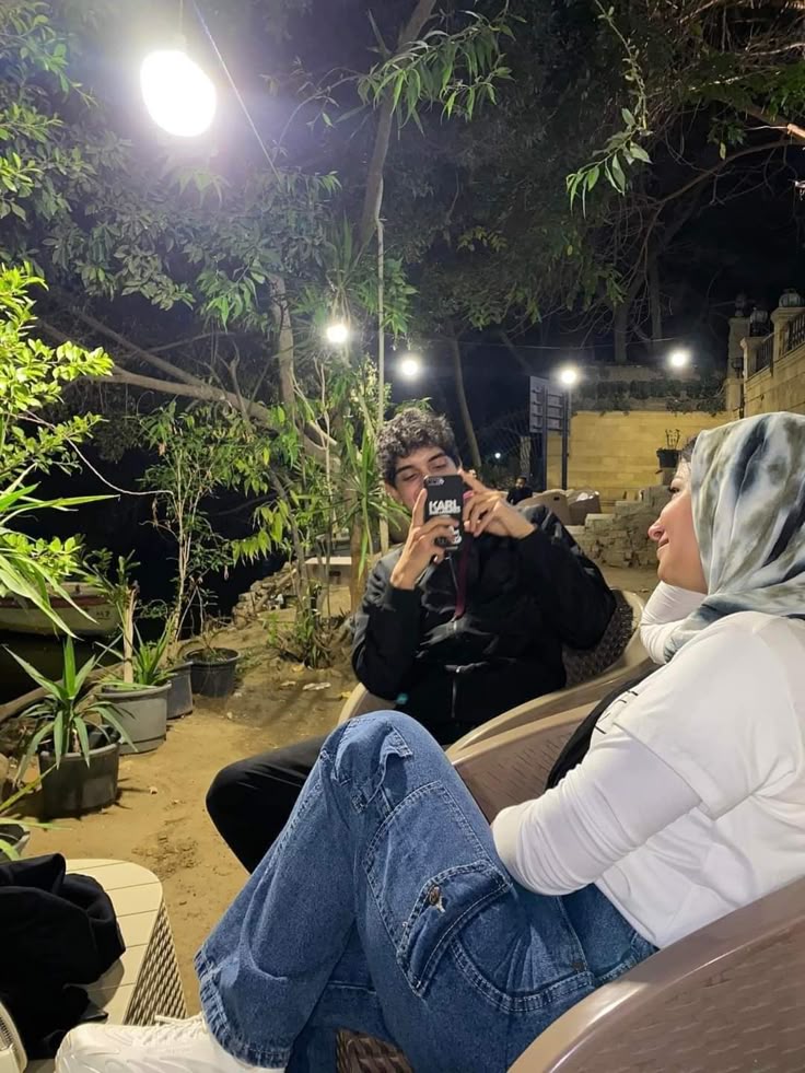 «أن تقع عيناك على من تُحب لدقيقتين فقط،
أفضل من محادثة خلف الشاشات لسنة كاملة.» :)