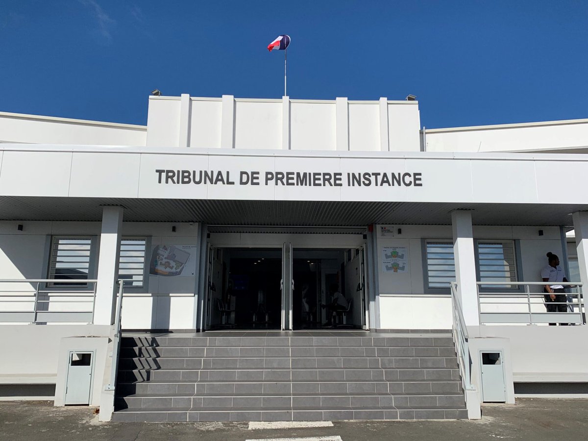LaVoixduCaillou's tweet photo. Sur le parking du centre commercial de la Belle-Vie, à #Nouméa, un homme a brandi un couteau et une sagaie face à une agente de sécurité qui lui demandait simplement de baisser le volume de sa musique. ⤵️
https://t.co/7HEf9Qmpvx https://t.co/MKlSVzVSoU