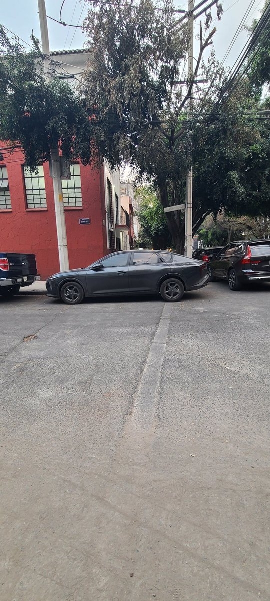 GilThierry's tweet photo. @UCS_GCDMX buena tarde nos podrían apoyar con una unidad de tránsito,  este auto tapa totalmente el cruce peatonal , de encuentra en la esquina de Cuernavaca y Antonio Sola, en la Colonia Condesa, CDMX,  muchas gracias https://t.co/Us6XzdnVyn