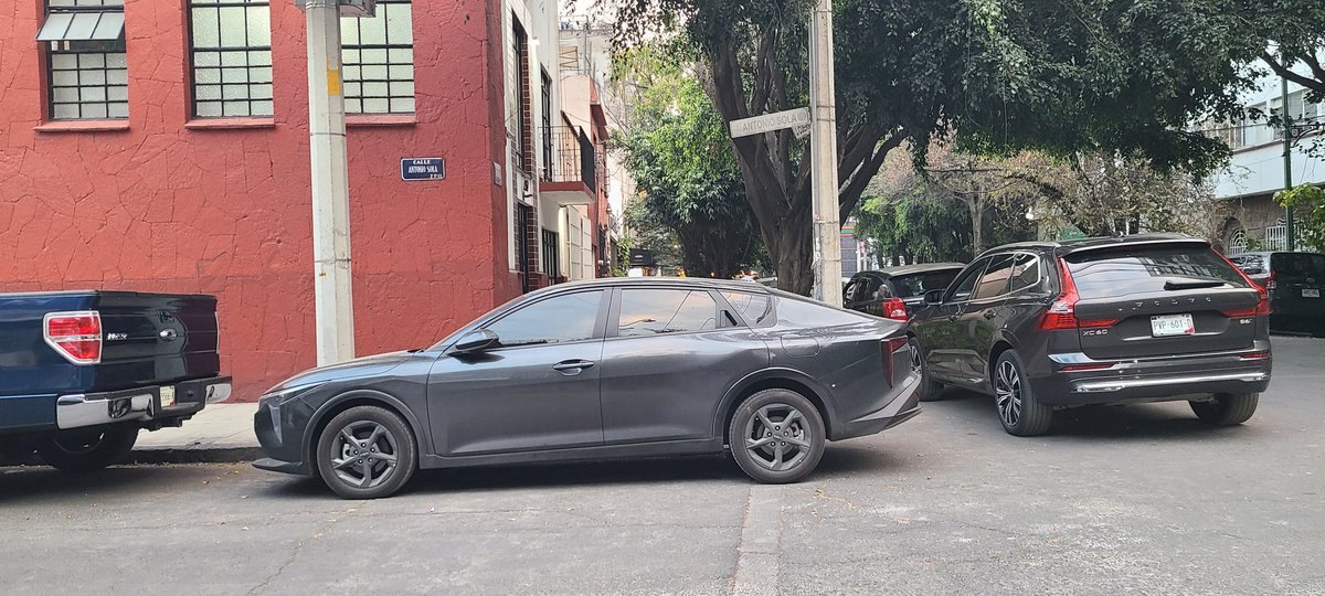 GilThierry's tweet photo. @UCS_GCDMX buena tarde nos podrían apoyar con una unidad de tránsito,  este auto tapa totalmente el cruce peatonal , de encuentra en la esquina de Cuernavaca y Antonio Sola, en la Colonia Condesa, CDMX,  muchas gracias https://t.co/Us6XzdnVyn