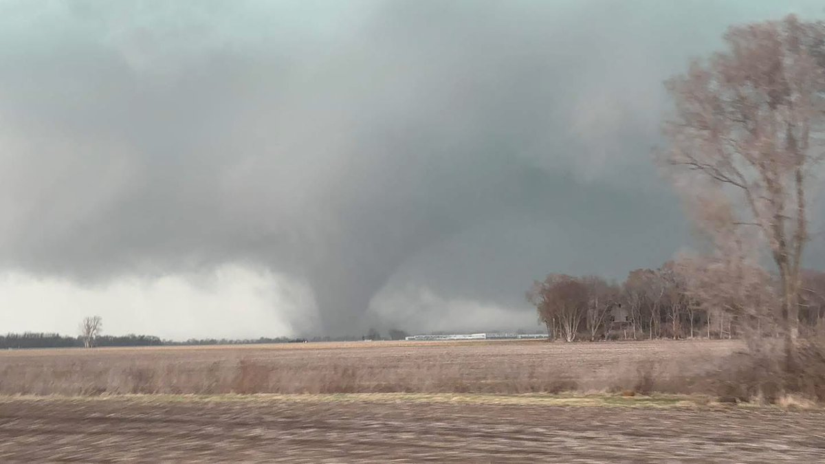 mcata51275's tweet photo. @MattDevittWX Here’s a picture of the tornado in Kankakee - praying everyone is ok https://t.co/aUSNhNLtqj