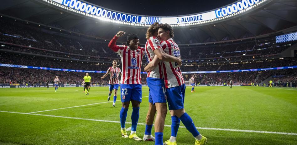 siempreatletico's tweet photo. #AtletiTottenham 5-2 😀¡Qué bonita noche en el Metropolitano! Exhibición goleadora del #Atleti para destrozar al Tottenham (5-2). Llorente⚽️, doblete de la Araña 🕷️⚽️⚽️, Griezmann⚽️ y Le Normand⚽️goleadores y la eliminatoria encarrilada. #AupaAtleti  #UCL https://t.co/cOvvY8eihb https://t.co/LlcLD0Fwxm