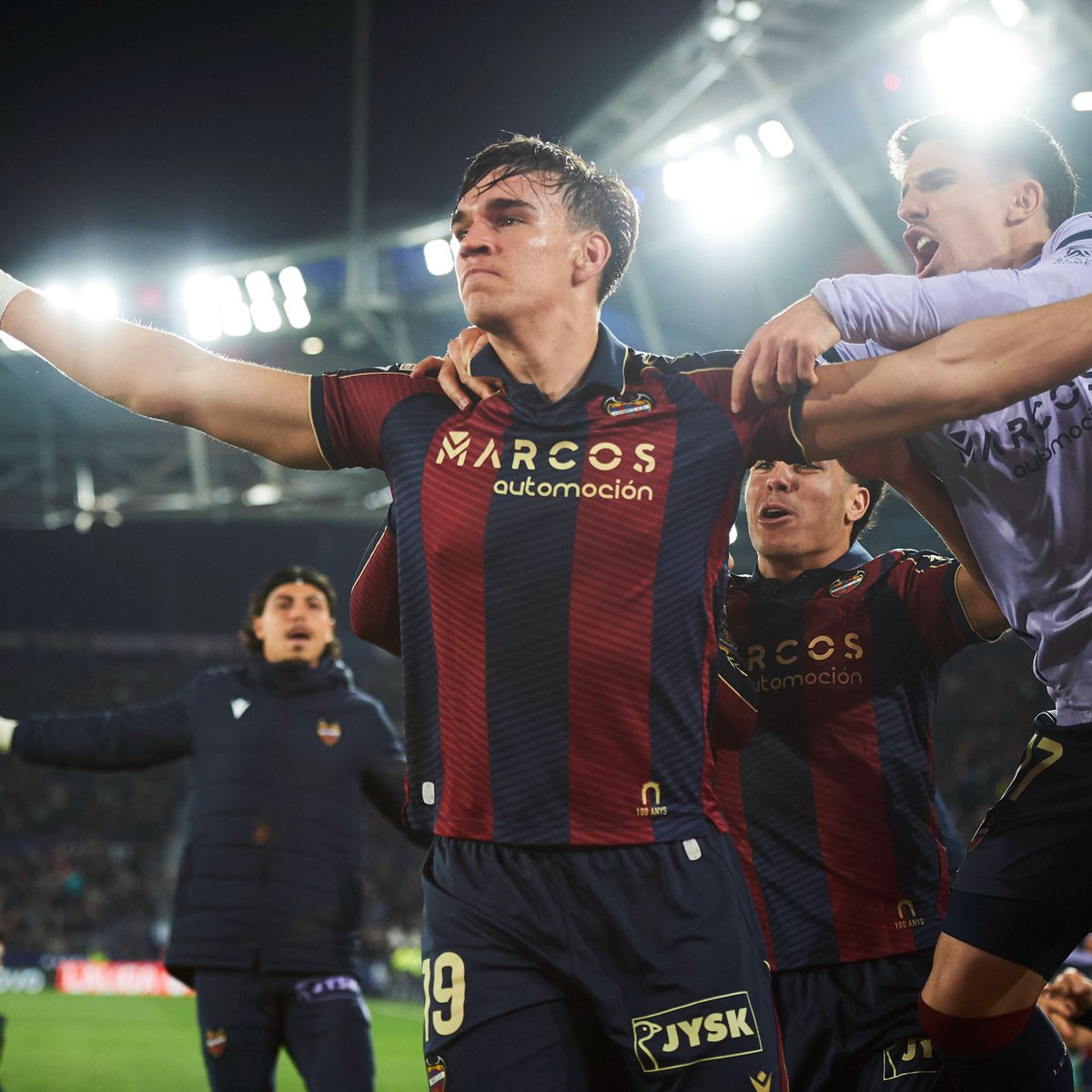 🎁🔵 ¡REGALAMOS LA CAMISETA DEL LEVANTE!

Si hoy gana el Levante con gol de Carlos Espí, regalamos su camiseta entre los que den RT y nos sigan.

🍀 ¡Mucha suerte a todos! #LaLiga