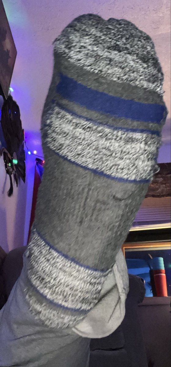 HairyToes445's tweet photo. Just got home from a long days of blue collar work, I’m about to Netflix and chill while drain you gooners dm. #feetfetısh #feetworshi̇p #paypig https://t.co/nFxTViS8pb