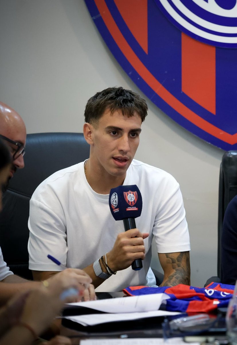 Acá lo podemos observar a Auzmendi como nuevo jugador de #Lanus 🤯 
El futbolista se enteró que Lanús en realidad era una estación y finalmente se convirtió en nuevo refuerzo de #SanLorenzo 💙❤️
Ahora será observado por MILLONES de cuervos🐦‍⬛