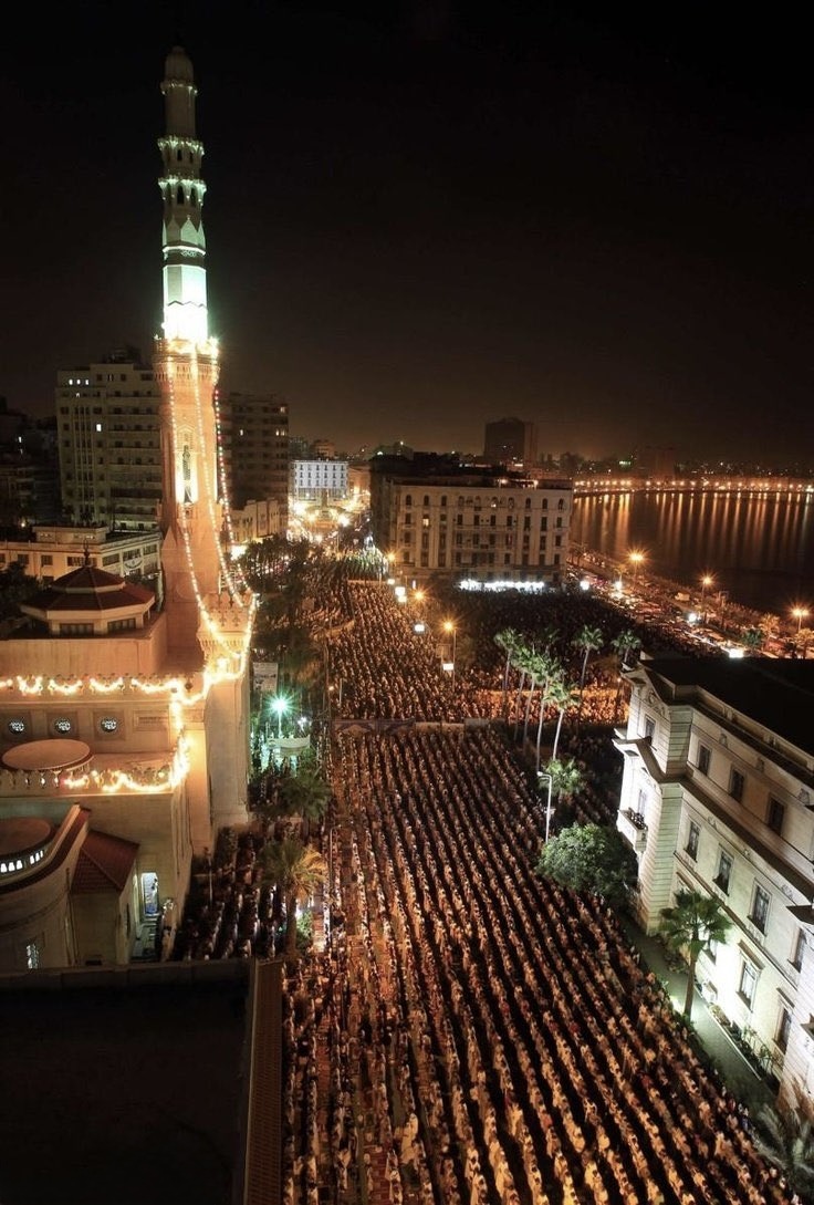 صورة عظيمة من صلاة التراويح في مصر الحبيبة؛
"رَبِّ اجْعَلْ هَٰذَا الْبَلَدَ آمِنًا"