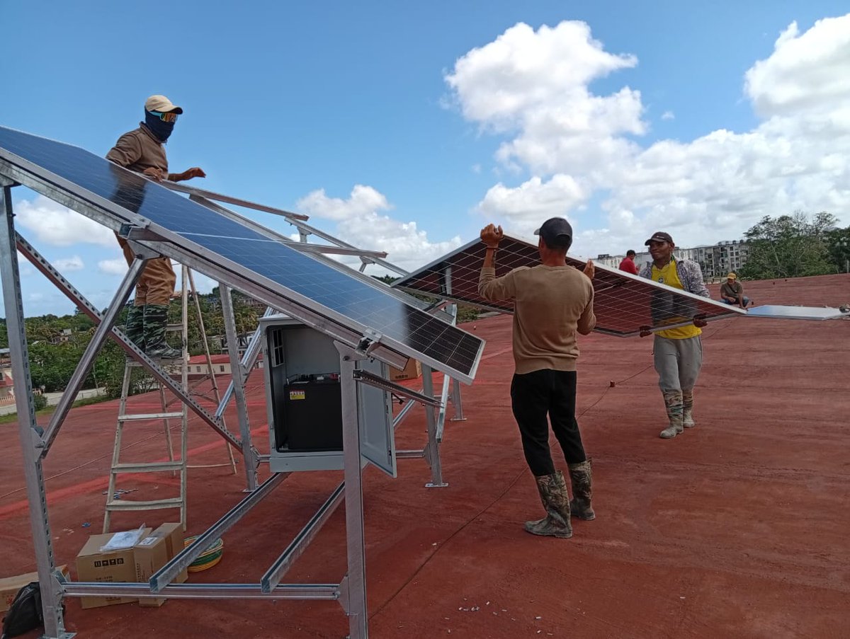 yamelverdecia's tweet photo. Se inicia montaje de sistema de paneles solares en PSH Mario Muñoz Monroy en el municipio Rafael Freyre.
#HolguínSí 
@MINSAPCuba https://t.co/p5DsN4imKr