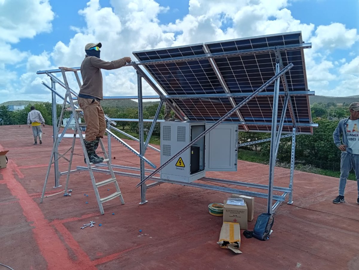 yamelverdecia's tweet photo. Se inicia montaje de sistema de paneles solares en PSH Mario Muñoz Monroy en el municipio Rafael Freyre.
#HolguínSí 
@MINSAPCuba https://t.co/p5DsN4imKr