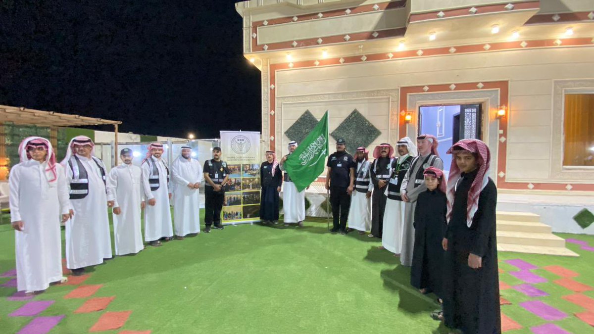 cov_ageel's tweet photo. جمعية ساعد للبحث والإنقاذ بمنطقة الباحة تحتفي بيوم العلم السعودي

الباحة _عقيل الزهراني 

احتفلت جمعية ساعد للبحث والإنقاذ بمنطقة الباحة بيوم العلم السعودي، الذي يوافق 11 مارس من كل عام، تعبيرًا عن الاعتزاز بالعلم الوطني وما يمثله من قيم راسخة للوطن والوحدة والهوية الوطنية.

ويجسد يوم العلم السعودي مكانة العلم وما يحمله من معانٍ عظيمة تتمثل في شهادة التوحيد التي ترمز لرسالة الإسلام والسلام، والسيف الذي يرمز إلى العدل والقوة، ليبقى رمزًا للوحدة والعزة منذ إقراره بشكله الحالي في عهد الملك عبدالعزيز – طيب الله ثراه.

ومن جانبه عبّر مشرف منطقة الباحة بجمعية ساعد للبحث والإنقاذ الكابتن عوضه بن عبدالله الغامدي باسمه ونيابةً عن كافة زملائه في الجمعية بمنطقة الباحة عن اعتزازهم بهذه المناسبة الوطنية الغالية، مؤكدًا أن يوم العلم يمثل رمزًا للفخر والانتماء للوطن، ويجسد مسيرة العطاء والإنجاز التي تعيشها المملكة في ظل قيادتها الرشيدة.

كما دعا الله أن يديم على هذه البلاد المباركة أمنها واستقرارها، وأن يحفظ قيادتها الحكيمة، وأن يظل العلم السعودي خفاقًا بالعز والمجد