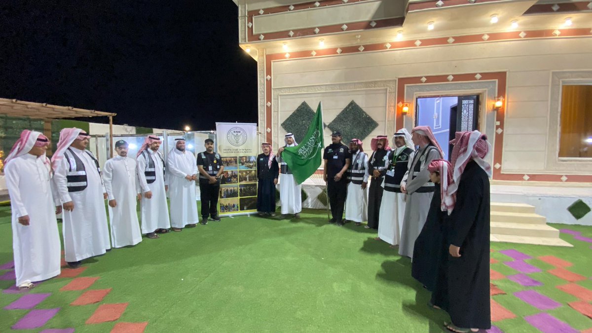 cov_ageel's tweet photo. جمعية ساعد للبحث والإنقاذ بمنطقة الباحة تحتفي بيوم العلم السعودي

الباحة _عقيل الزهراني 

احتفلت جمعية ساعد للبحث والإنقاذ بمنطقة الباحة بيوم العلم السعودي، الذي يوافق 11 مارس من كل عام، تعبيرًا عن الاعتزاز بالعلم الوطني وما يمثله من قيم راسخة للوطن والوحدة والهوية الوطنية.

ويجسد يوم العلم السعودي مكانة العلم وما يحمله من معانٍ عظيمة تتمثل في شهادة التوحيد التي ترمز لرسالة الإسلام والسلام، والسيف الذي يرمز إلى العدل والقوة، ليبقى رمزًا للوحدة والعزة منذ إقراره بشكله الحالي في عهد الملك عبدالعزيز – طيب الله ثراه.

ومن جانبه عبّر مشرف منطقة الباحة بجمعية ساعد للبحث والإنقاذ الكابتن عوضه بن عبدالله الغامدي باسمه ونيابةً عن كافة زملائه في الجمعية بمنطقة الباحة عن اعتزازهم بهذه المناسبة الوطنية الغالية، مؤكدًا أن يوم العلم يمثل رمزًا للفخر والانتماء للوطن، ويجسد مسيرة العطاء والإنجاز التي تعيشها المملكة في ظل قيادتها الرشيدة.

كما دعا الله أن يديم على هذه البلاد المباركة أمنها واستقرارها، وأن يحفظ قيادتها الحكيمة، وأن يظل العلم السعودي خفاقًا بالعز والمجد