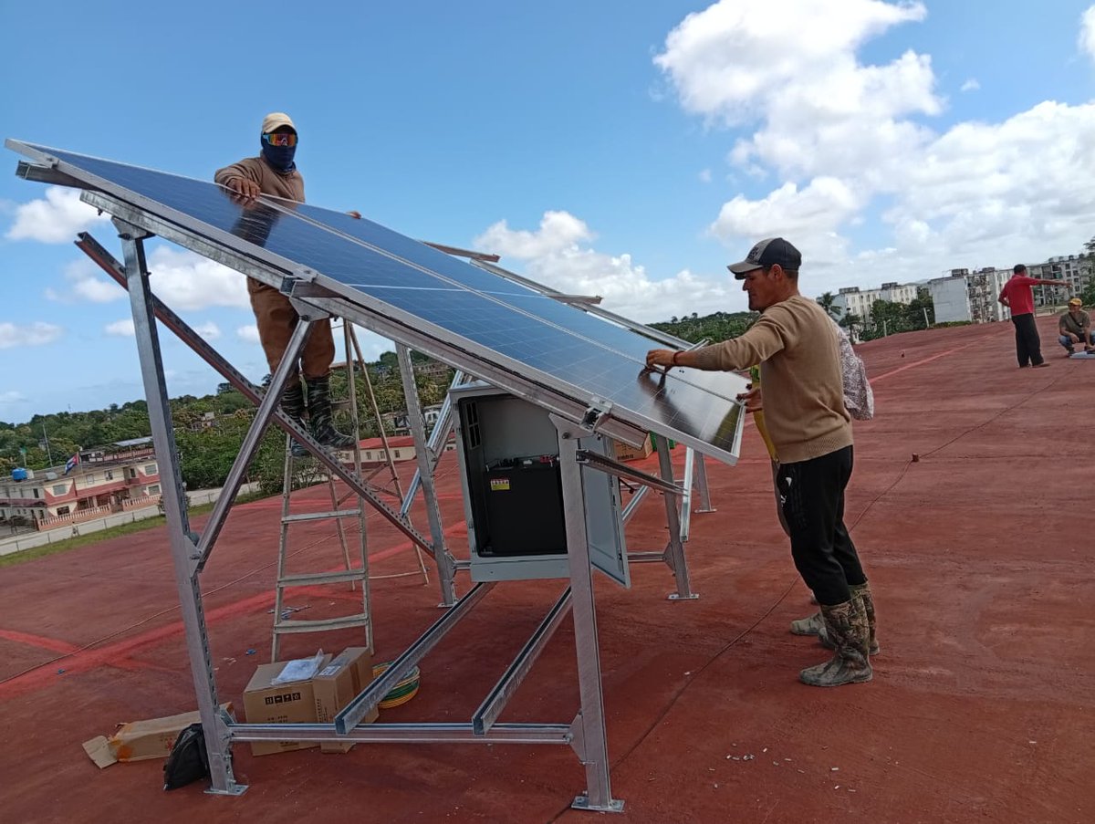 yamelverdecia's tweet photo. Se inicia montaje de sistema de paneles solares en PSH Mario Muñoz Monroy en el municipio Rafael Freyre.
#HolguínSí 
@MINSAPCuba https://t.co/p5DsN4imKr