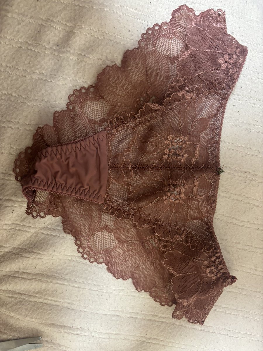 D2d8R's tweet photo. こちら2700円です！
DMお待ちしてます☺️

#下着売り子　#下着販売　#パンツ販売 https://t.co/JHZ92gUi4I