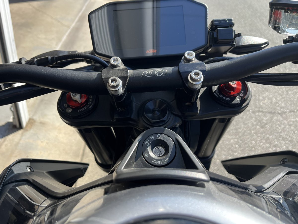YM1129R's tweet photo. フォークのトップキャップを交換した〜😏 https://t.co/lMgLusA29Q