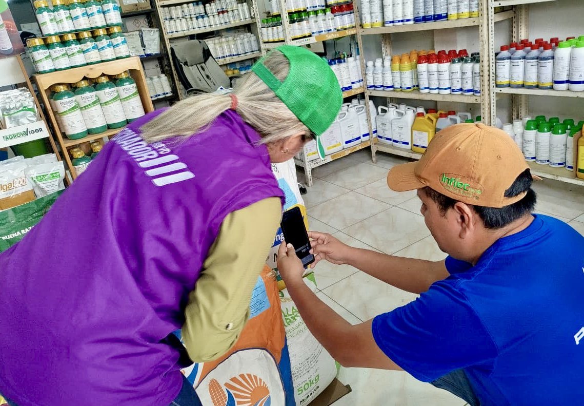Agricultura_CZ5's tweet photo. #Guayas | En operativo de control a comercializadoras de semillas en la parroquia Virgen de Fátima, inspectores realizaron la verificación a 5 almacenes del cumplimiento de la Ley de Semillas #LOASFAS y la calidad de la semilla certificada.
#ElNuevoEcuador https://t.co/gdcuTOiWjk