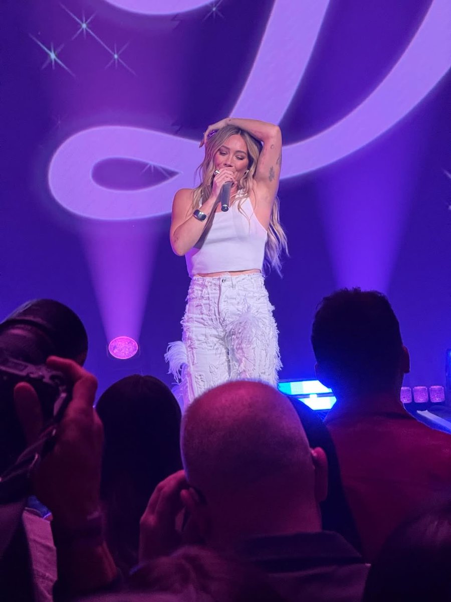 HilaryDiary's tweet image. 📸 Hilary Duff performing tonight at @Audacy's 'Leading Women’ event in New York