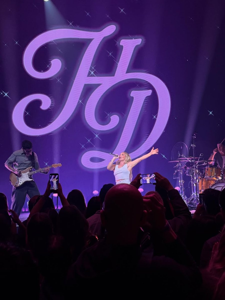 HilaryDiary's tweet image. 📸 Hilary Duff performing tonight at @Audacy's 'Leading Women’ event in New York