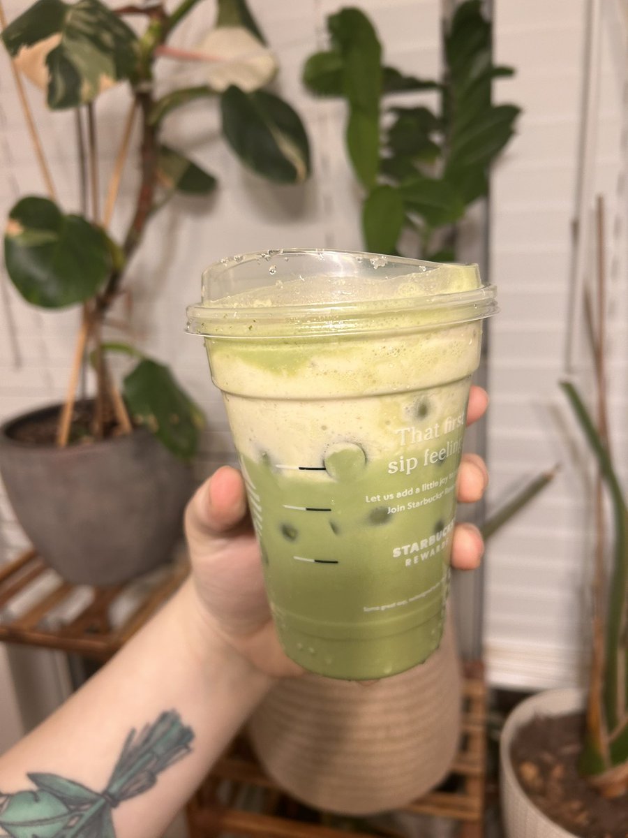 theclassicwife's tweet image. Had an extra Starbucks cup and made a matcha latte with banana foam. Can you tell I worked there for one shift 7 years ago??😱 #professional