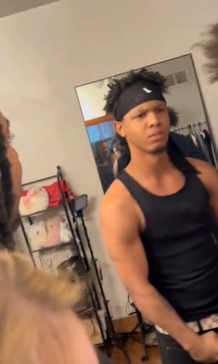 DNgambele's tweet photo. @BarristerEliza NIGGA U NOT GETTING CHEEKS FOR SEPARATING THEM😭 https://t.co/9qRQjt1Hoo