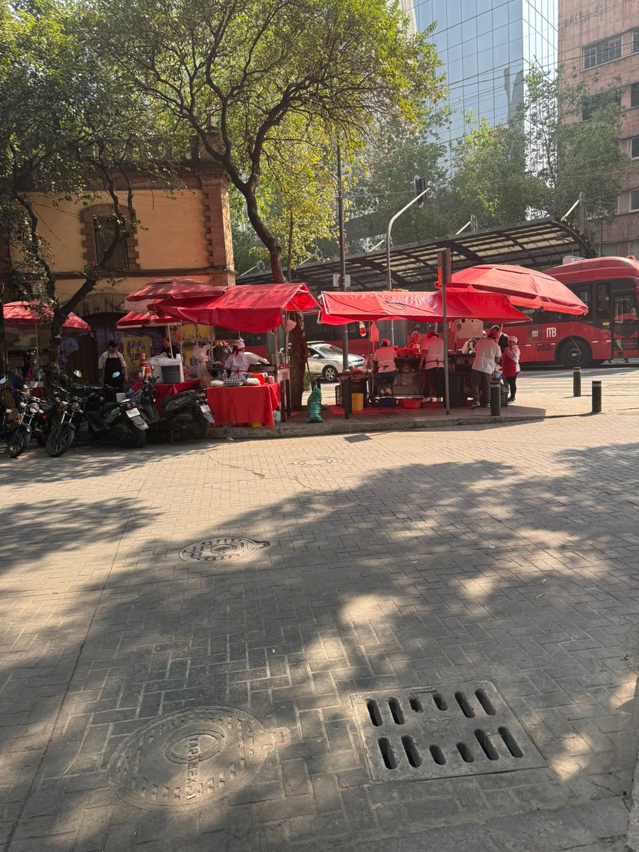 ¿Qué tal, eh? 
La #CDMX vuelta un tianguis con sombrillas de determinado color  dependiendo el líder al que le reportan y le cubren su respectiva cuota.
Por ejemplo, estas sombrillas y toldos rojos en la esquina de Insurgentes y Havre en #ColoniaJuarez ¿a quién pertenecerán? 🤔