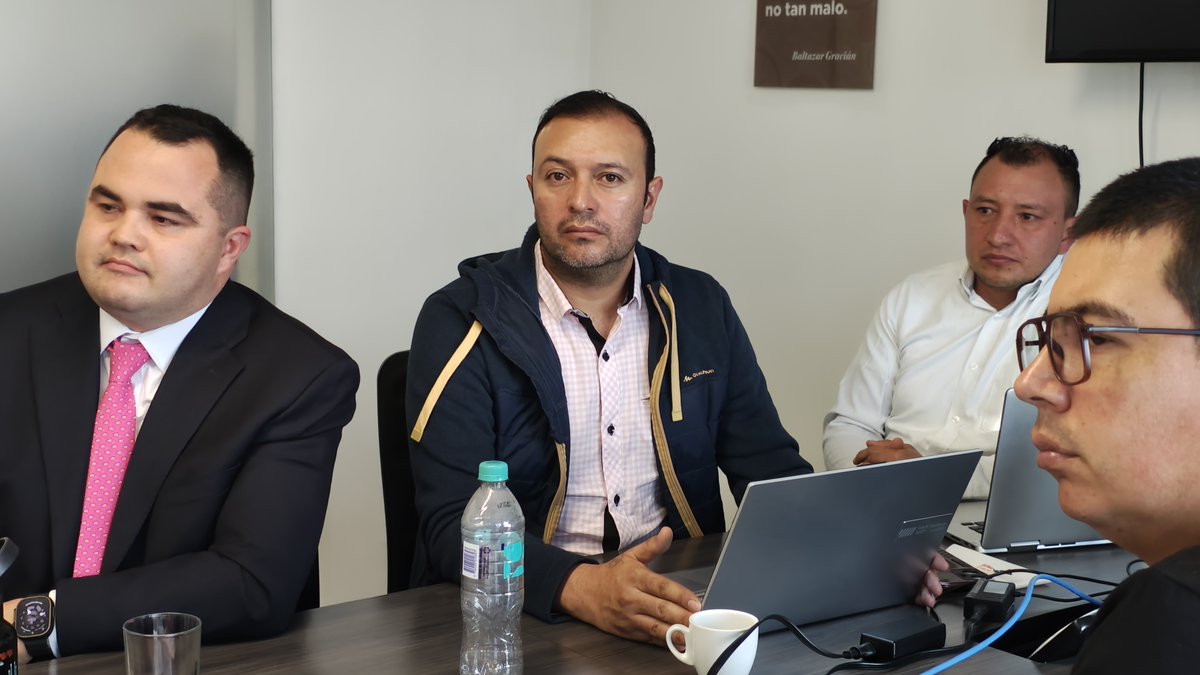 sandramilemu's tweet photo. Ayer acompañamos una mesa tripartita con Canpack Colombia y su sindicato, convocada tras la visita de inspección realizada días atrás.

Se abordaron temas de libertad sindical, negociación colectiva, jornada laboral, procesos disciplinarios y plan de beneficios.

Desde el Viceministerio seguiremos haciendo seguimiento a los compromisos y promoviendo el diálogo social para garantizar trabajo digno y respeto a los derechos laborales.

#ConDignidadCumplimos