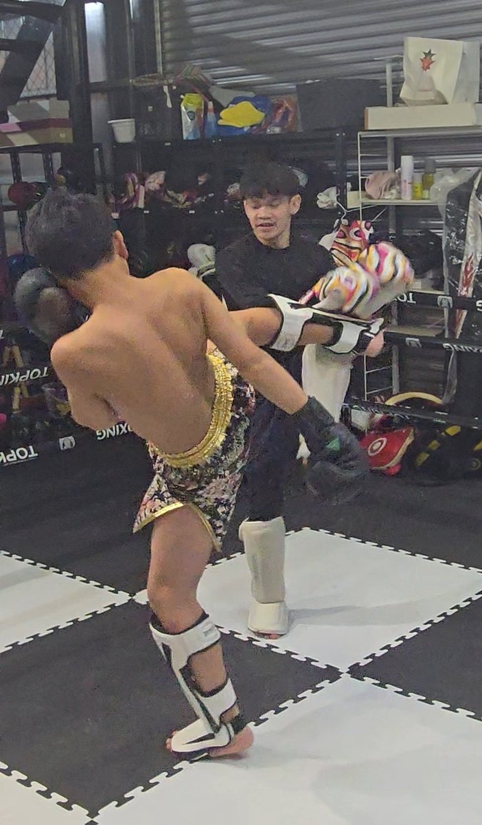 afurotomo2's tweet photo. 庵寿の新しいキックパンツ完成しました。
今回からは本人に自覚をさせたいという想いもあり、スポンサー様を募らせて頂き、協賛して頂きました。
精一杯励みますので、今後ともよろしくお願い致します。
上から

M様@et_0189 
デンデン様@denden8n 
有限会社河本商店様
らっくん様@raccoon8787 https://t.co/KRLc3qLrwd