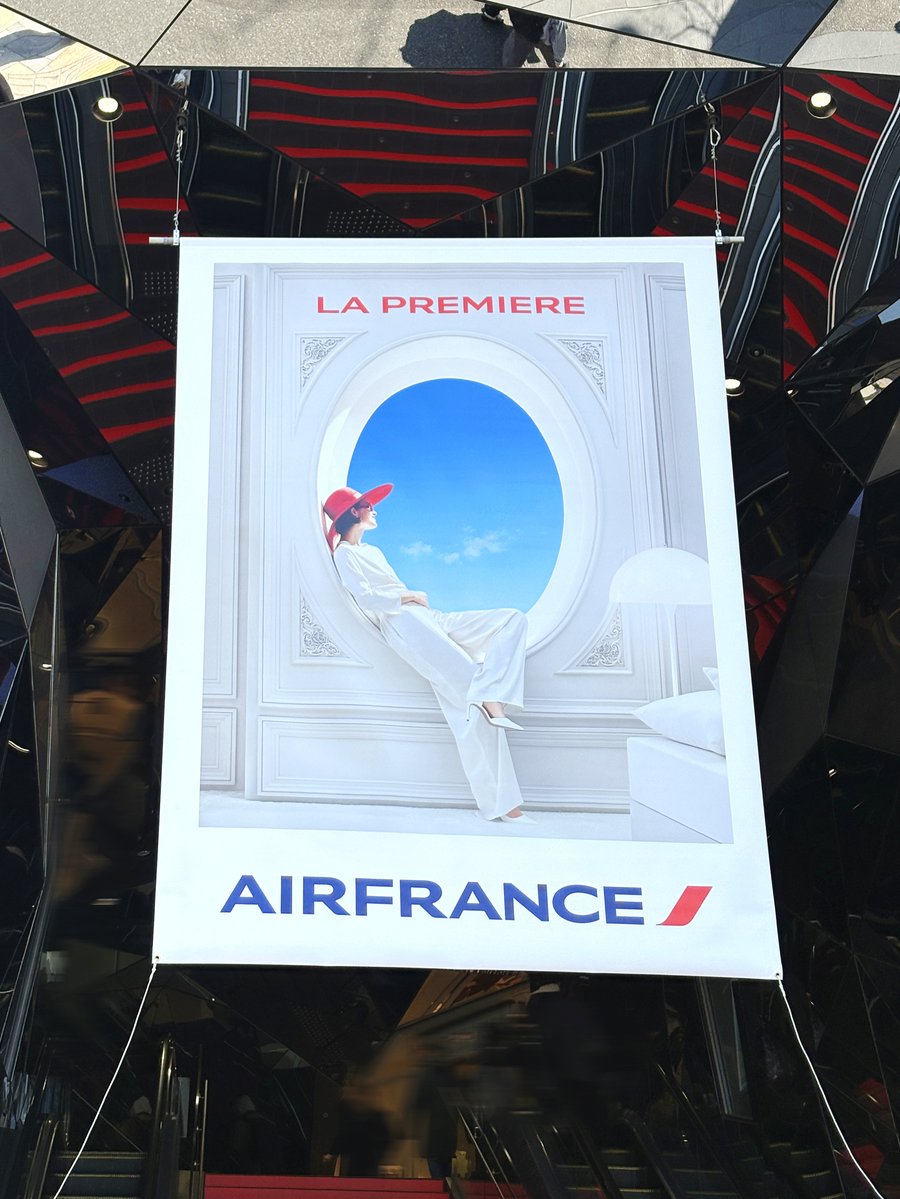 東急プラザ表参道「オモカド」エントランスに、「エールフランス航空