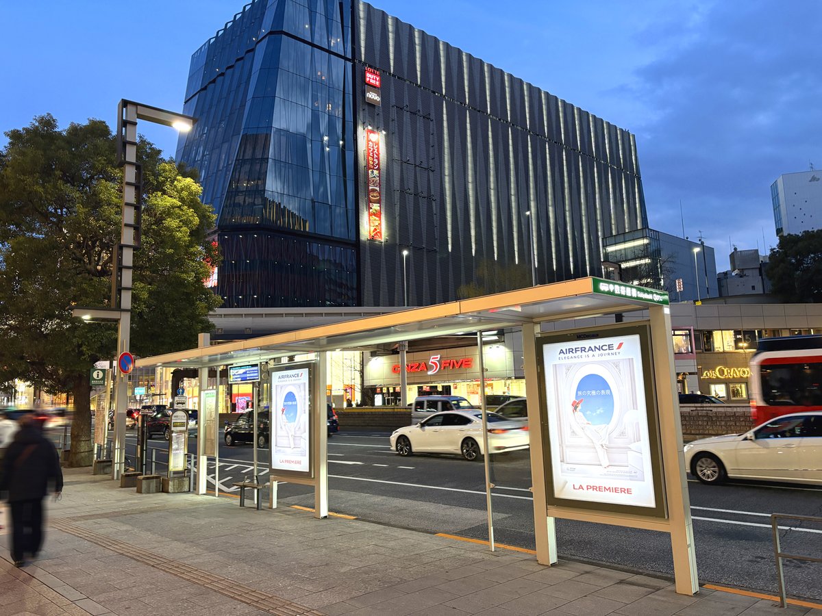 東急プラザ表参道「オモカド」エントランスに、「エールフランス航空
