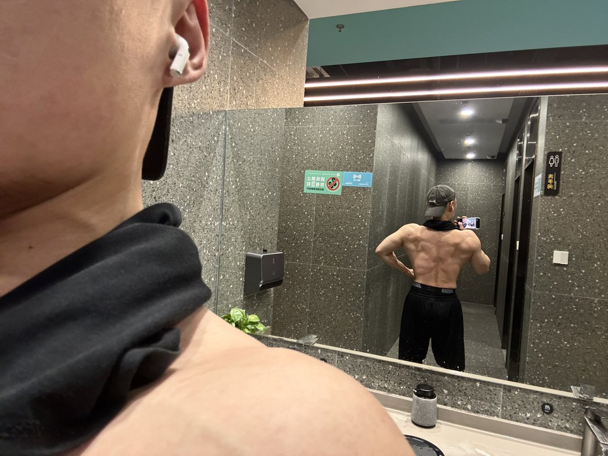 lcsij's tweet photo. 练背日哦～最近背又有了一些小进步😆😆～持续保持低体脂，目��体脂11-12左右，大家记得要定期训练肩胛骨灵活度，这样才可以让动作更舒展哦～今日饮食 希腊酸奶 全麦面包 冰美式 https://t.co/JmHaaV3fRx