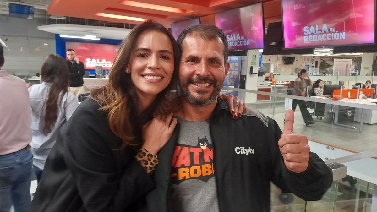 camaleum's tweet photo. Feliz de conocer a @MafeCarrascal 😘😘😘 ¡Vamos a ganar en primera vuelta! https://t.co/CBlXYx60pw