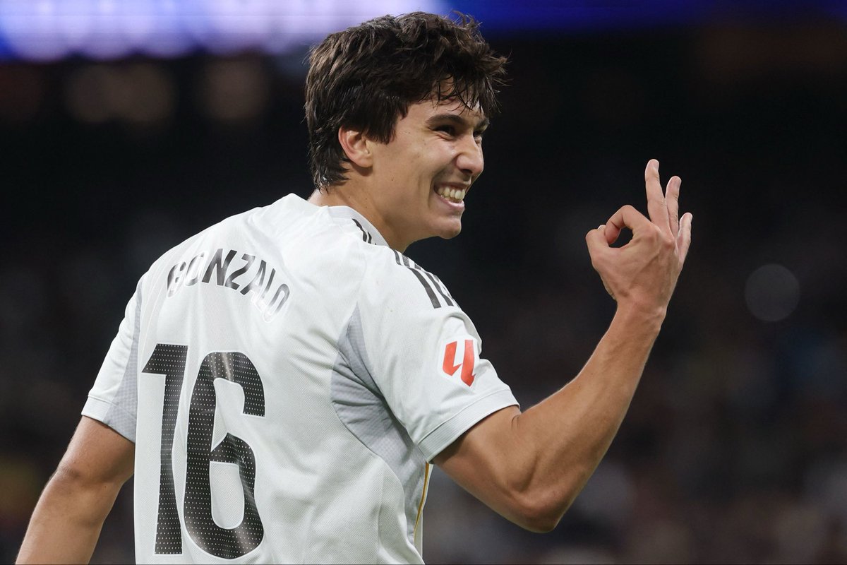Mañana el Madrid tiene que aprovechar que Vinicius va a tener a 3 encima y cambiar el balón de banda para Gonzalo, que estará más libre.