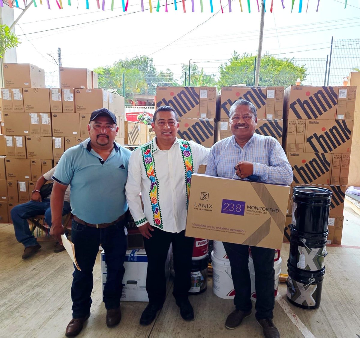 En San Miguel Soyaltepec, Temascal, por encomienda del dir. gral. del IEEPO, <a href="/EMILIOMONTEROP/">Emilio Montero Pérez</a> y en coordinación con el magisterio, se entregaron computadoras y proyectores a 149 escuelas públicas. Este esfuerzo cuenta con el respaldo de la pta. <a href="/Claudiashein/">Claudia Sheinbaum Pardo</a> y del gdor. <a href="/salomonj/">Salomón Jara Cruz</a>