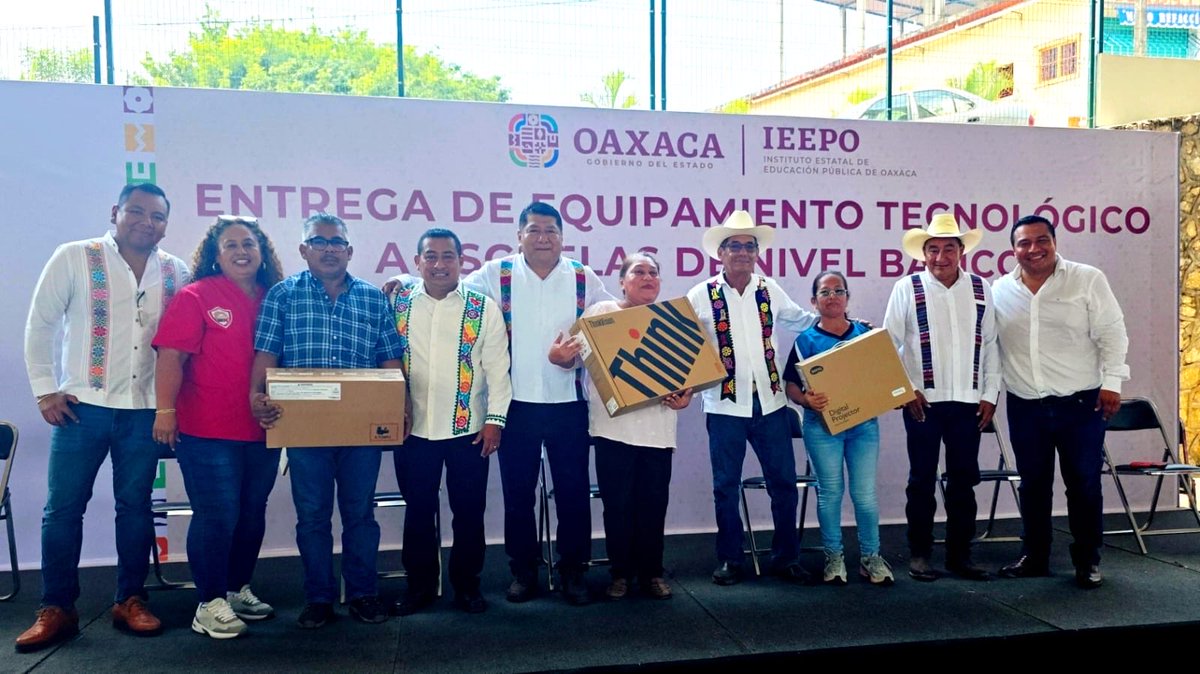 IEEPOGobOax's tweet photo. En San Miguel Soyaltepec, Temascal, por encomienda del dir. gral. del IEEPO, @EMILIOMONTEROP y en coordinación con el magisterio, se entregaron computadoras y proyectores a 149 escuelas públicas. Este esfuerzo cuenta con el respaldo de la pta. @Claudiashein y del gdor. @salomonj https://t.co/gUHQ7ZSuJl