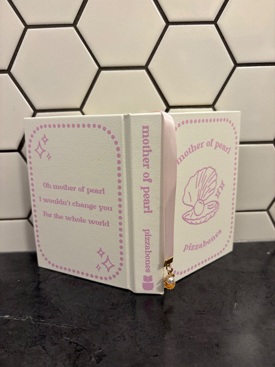 MojoWitchcraft's tweet photo. Seems like the perfect time to share my bind of Mother of Pearl on here!
#mojobinds #starb #bookbinding https://t.co/UKYLoj0D1g
