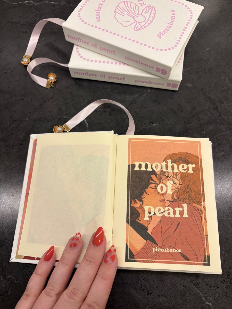 MojoWitchcraft's tweet photo. Seems like the perfect time to share my bind of Mother of Pearl on here!
#mojobinds #starb #bookbinding https://t.co/UKYLoj0D1g