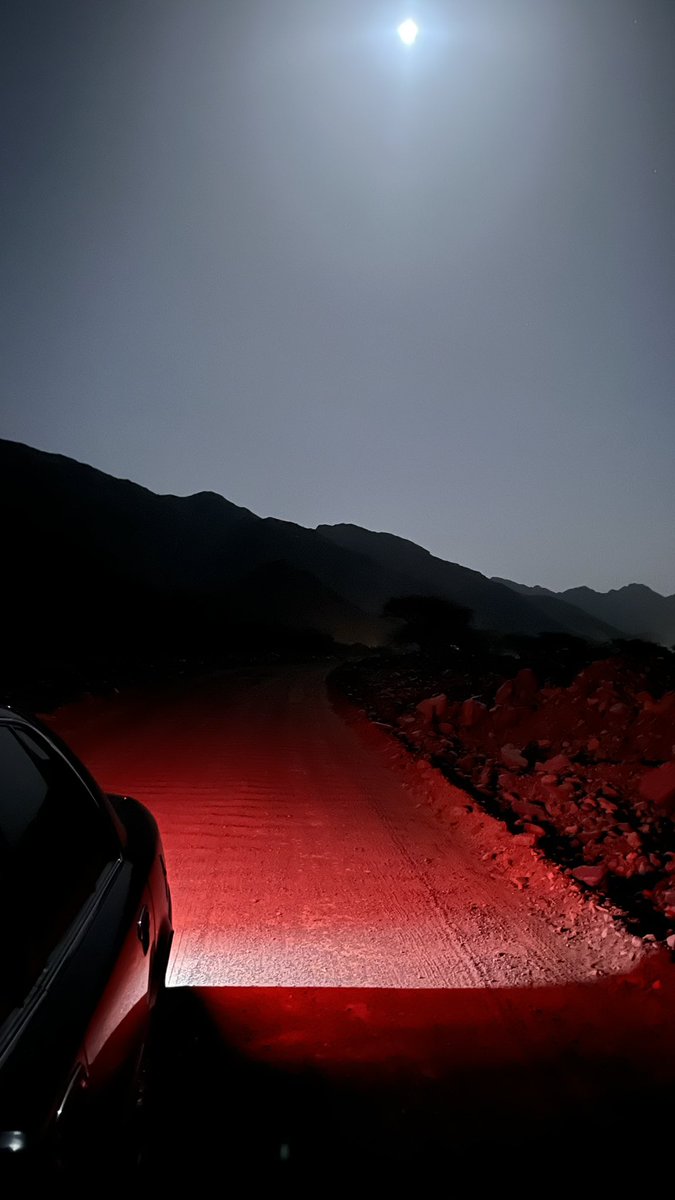 tale_01's tweet photo. هزّي شماغي يـا ذعاذيع البراد
كما يهز البرق وجدان الغريب

ومرّي على راسي ترى ماهو جواد
ومري على صدري بعد يمكن يطيب https://t.co/WJBpAhaRLi