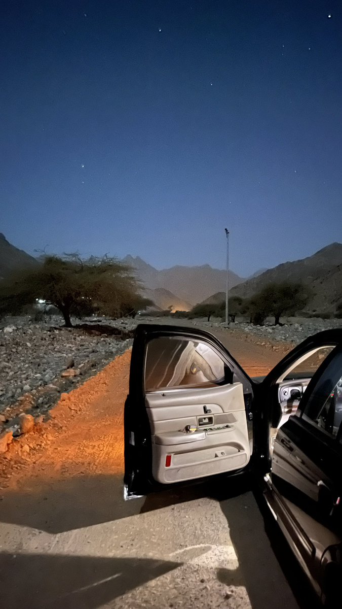 tale_01's tweet photo. هزّي شماغي يـا ذعاذيع البراد
كما يهز البرق وجدان الغريب

ومرّي على راسي ترى ماهو جواد
ومري على صدري بعد يمكن يطيب https://t.co/WJBpAhaRLi