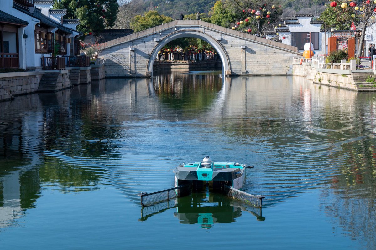 ModernJiangsu's tweet image. 🚤♻️An autonomous cleaning boat is removing floating waste in the waterways of Huishan Ancient Town in #Wuxi . The smart vessel boosts cleaning efficiency while reducing safety risks for sanitation workers. #SmartTech #EcoProtection #ChinaInnovation