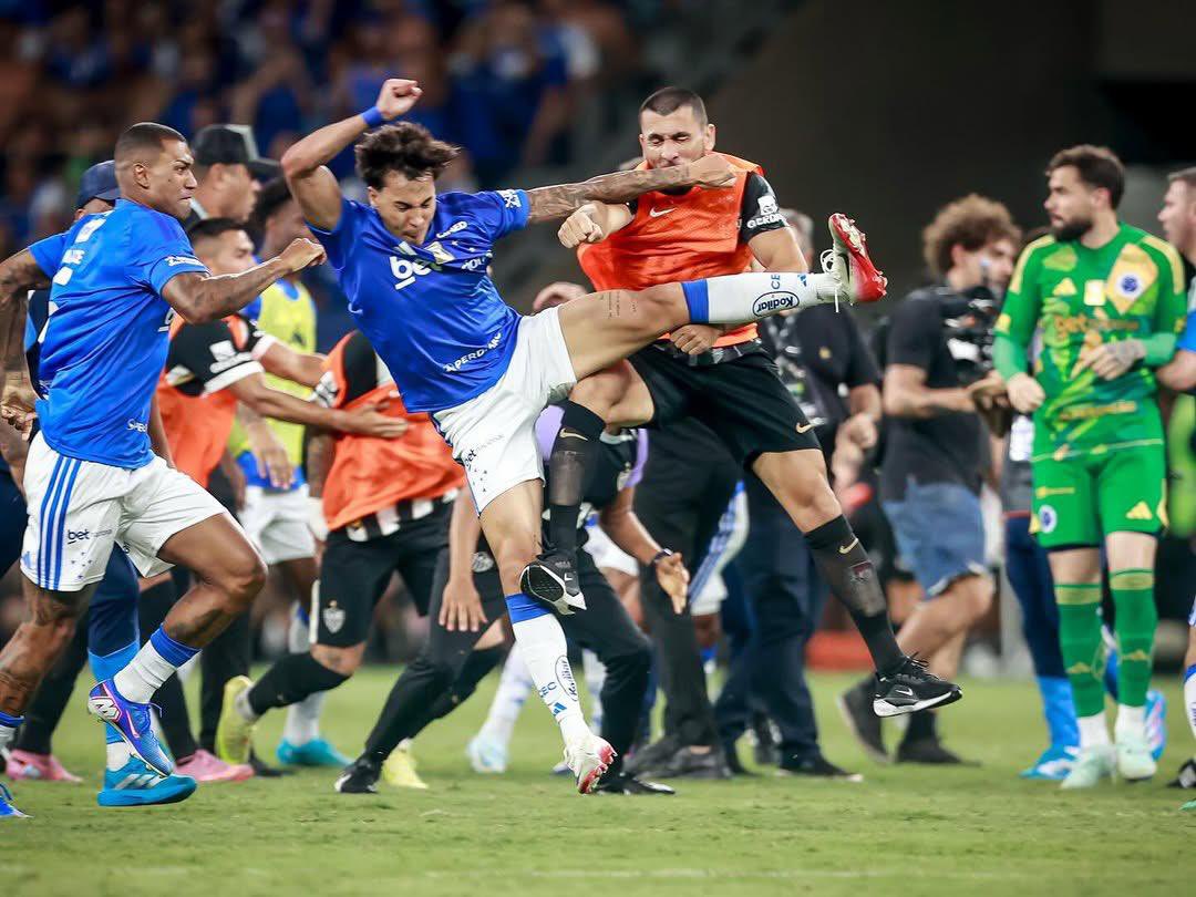 Essa foto que as aves estão postando como se fosse soco no Kaio Jorge, além de ter passado longe, os caras tem coragem de fazer IA pra tentar provar algo kkkkkkkkkkkkkkkk

O Alonso estava de tênis preto, e não de chuteira.

E olha o Walace atrás 🤣🤣🤣
