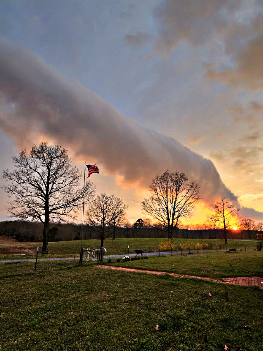 thesweetlucyann's tweet photo. Sky waves at sunset >> moving northeast #arwx #springstorms #rollcloud @ryanvaughan https://t.co/0NKXjMtlnV