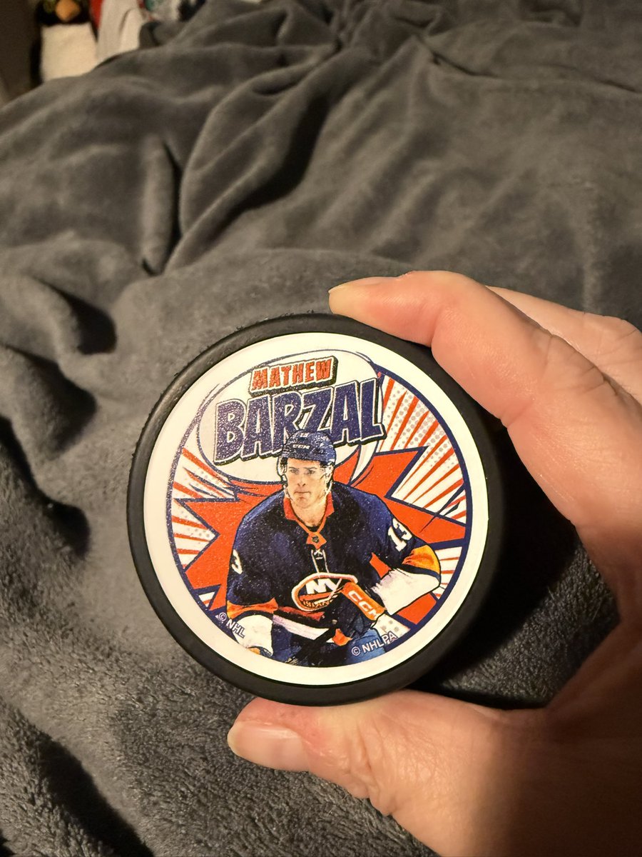 v_ronnie22's tweet photo. Can’t wait to have @Barzal_97 sign this!! #faveplayer #somanythingstosign #isles https://t.co/K77qGYPRWA