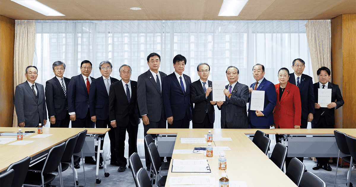 jimin_koho's tweet photo. 東日本大震災復興加速化本部
復興に向けた15年目の決意   

平成23年3月11日、東日本大震災および東京電力福島第一原子力発電所事故が発生して以来、自由民主党はこれまで被災地の皆様と共に復興に全力で取り組んできた。あれから今年で15年。第3期復興・創生期間を迎え、特に現在進行形である福島の復興は一層重要な局面に入り、更なる加速が必要となる。
こうした認識の下、本年から第3期復興・創生期間を迎えるにあたり、我々の覚悟と問題提起を、次のとおり表明する。

＜応えきれていない課題を徹底して成し遂げる＞
住民の帰還を促進するとともに、戻ってきた住民が地域で生計を立てられるようにすることは、次の第3期復興・創生期間中に必ず解決しなければならない課題である。
まず、農林水産業の再建に一層取り組む。農業については、小規模農家にも配慮して営農再開に向けた支援パッケージをさらに加速する。農地の復活なくして地域経済の復活はないため、環境回復や担い手確保、農地の集積・集約化、大区画化、省力化・広域的な産地形成、風評対策等、複合的な取組みも一層の加速が必要である。また、震災以降手つかずで荒廃している帰還困難区域内の森林整備を再開し、里山の恵みを享受できるよう取組みを進める。被災地の水産業の本格復興の実現、「常磐もの」の市場回復の定着に向けた取組みも強力に推進する必要がある。
福島の復興に向けては、農林水産業だけでなく、令和7年改定の「福島イノベーション・コースト構想を基軸とした産業発展の青写真」の実現に向けた道筋を具体化させること等、自立的・持続的な産業発展の実現を果たすことも求められる。この過程において、福島国際研究教育機構（F-REI）は、研究開発等の活動を通じて、産業化を含めた大きな役割を担うことが強く期待されている。わが党においても引き続きF-REIに関する取組みを全力で支援するとともに、F-REIと各省庁の連携の抜本強化を促していく。また、このF-REI本施設の供用開始を目指して、常磐線等の交通アクセスの抜本改善は必要である。
このような取組みを速やかに進めるとともに、これらの活動を強く発信することで、現在、県外等で生活する元の住民が帰還し、また新たに移住して生活しようとする方が安心して生活できる環境を確立していくべきである。

＜中期的な課題の解決への道筋をつける＞
福島第一原子力発電所を巡る問題は、決して福島県だけの話ではなく、これまで電力消費地としてその恩恵を享受してきた首都圏をはじめとする全国民の課題でもある。
福島第一原子力発電所の廃炉は、長期にわたる不断の努力を要する国家的課題である。この実現に向けて、資金・人材・技術等、長期の作業に取り組む体制の整備・確保が求められている。併せて、福島第一原子力発電所の廃炉にまつわる経済効果を、周辺地域に浸透させていくことや、廃炉を通して蓄積させたさまざまな技術を活用したイノベーションの促進を図る、さらには、誇りを持てる廃炉現場となるよう廃炉の現状や意義に関する理解醸成・情報発信を行う等、地域と共生を図りながら、未来に向けた廃炉作業を進めていく。
除去土壌等の福島県外最終処分の実現の鍵となる復興再生土の利用は、全国で取り組むべき課題である。これまで福島第一原子力発電所からの電力という大きな利益を受けてきた首都圏をはじめとする地域における復興再生土の利用促進も重要である。この取組みと並行して、最終処分場の候補地選定プロセスの具体化等の検討を進め、その進捗を踏まえつつ、福島県外での最終処分の実現に向けた道筋の段階的な具体化を進めていくべきである。
これらの福島第一原子力発電所の廃炉や復興再生土の利用等には国民理解が不可欠である。廃炉プロセスや現場の「徹底的な見える化」-徹底した透明性の確保を進め現場や地域の実情を広く国民が見ることのできる機会を確保することや、復興再生土の利用に関する必要性や安全性等に関する分かりやすい発信に努めることにより、福島県内のみならず全国民の課題としての理解を広げていくことが必要である。

＜「残された課題」の解決へ向かっていく＞
たとえ長い年月を要するとしても帰還困難区域の避難指示解除に全力を挙げる。
広く利用等が制限されているジビエ、山菜、きのこに代表される里山の恵みを享受できるようにすること、また、帰還困難区域における森林事業者等の活動の自由化や土地利用の拡大等については、解決に向けた道筋の検討が続けられている課題であり、この検討を一層進める必要がある。
その際、住民の安全・安心なくらしを確保するという視点から、どのような放射線管理の在り方が望ましいのか、現状を検証し、これを踏まえて将来に向け、科学的見地から専門的な検討も行っていくべきであると考える。

＜確かな展望と教訓の伝承＞
以上の各項目に関し、行政主導で進めていくべきものも多くあるが、創造的復興を成し遂げるとの観点からは、被災地の方々が「頑張れば未来が拓かれる」という確かな展望を描き、主体的に取り組めるような仕組み作りを進めていくことが肝要である。
被災地で暮らす皆様をはじめ、今に生きる我々は、震災・事故の経験・教訓を、未来に伝え・備え・活かしてもらうよう、後世に伝承する責務を負っている。
本日、この日を迎えるにあたり、断固たる意思をもって、党を挙げて復興を完遂していくことを宣言する。

■記事はこちらから
https://t.co/YIXV3lrkaL
