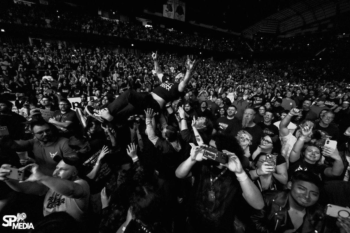 threedaysgrace's tweet image. Chicago! That was absolutely feral 🙌❤️‍🔥

Can you top it, Cincinnati?! See you soon 🤘 

📷 @SPMediaAZ 

#ThreeDaysGrace #AlienationTour #IPrevail #TheFuneralPortrait #Chicago