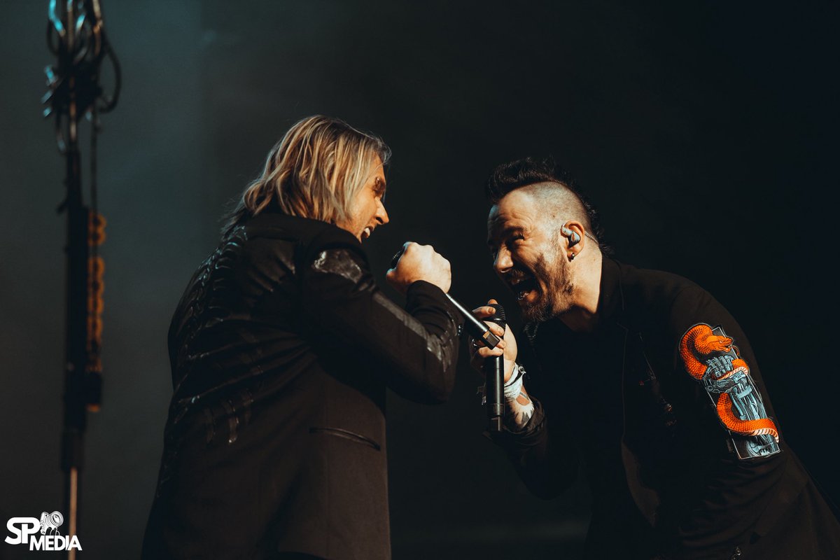 threedaysgrace's tweet image. Chicago! That was absolutely feral 🙌❤️‍🔥

Can you top it, Cincinnati?! See you soon 🤘 

📷 @SPMediaAZ 

#ThreeDaysGrace #AlienationTour #IPrevail #TheFuneralPortrait #Chicago