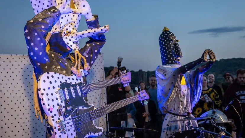 Avant, à Montréal, les gens aimaient faire croire qu’ils étaient là au show de Nirvana aux Foufs ou quand Ozzy s’était arrêté pisser au Quai des Brumes.
Là, ça va être : « J’étais là au show d’Angine de Poitrine sur le toit d’Ubisoft.