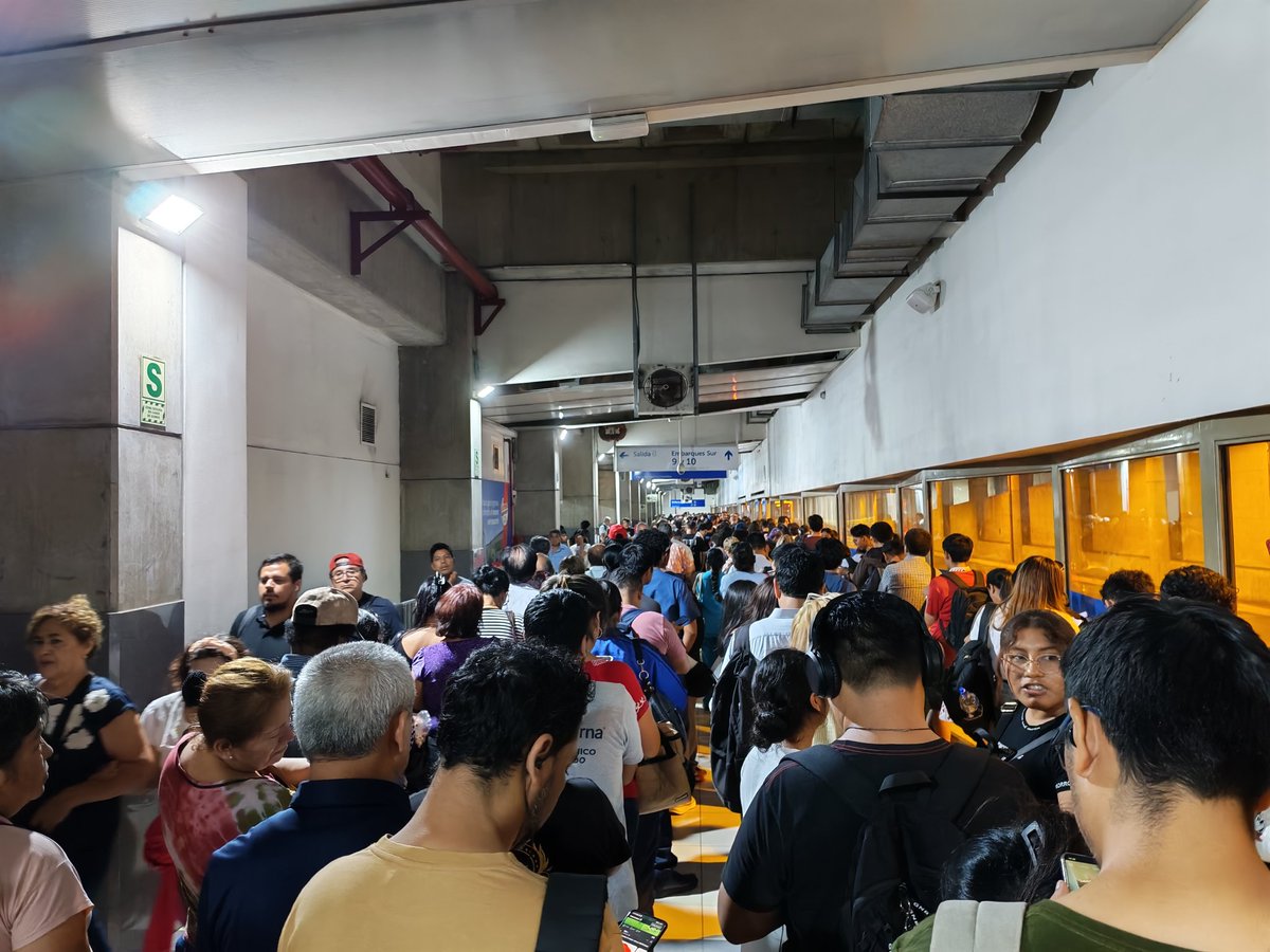 monaparedes's tweet photo. @ATU_GobPeru La estación central es un caos 😪 https://t.co/PkH4mOTjFd
