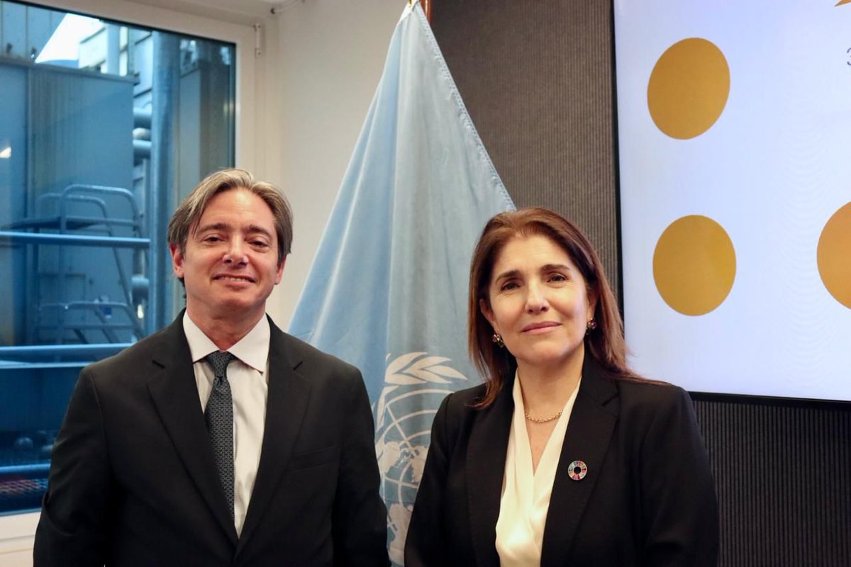 AgendaCAF's tweet photo. En el marco de la #CSW70 en Nueva York, nuestro vicepresidente de Programación Estratégica, @chrisasinelli, se reunió con @paulanarvaezo, directora regional de @unfpa_lac, junto a @AnaBaiardi6 y Guadalupe Aguirre (@mguadalupe), de la Gerencia de Género, Inclusión y Diversidad de CAF.

La agenda incluyó el avance del Movimiento Cero Embarazos en Adolescentes, el trabajo conjunto en el costeo de la violencia contra las mujeres, la próxima Conferencia Regional de Población y Desarrollo en Uruguay y la hoja de ruta 2026 de la alianza CAF–UNFPA, orientada a fortalecer el financiamiento con enfoque de género en América Latina y el Caribe.