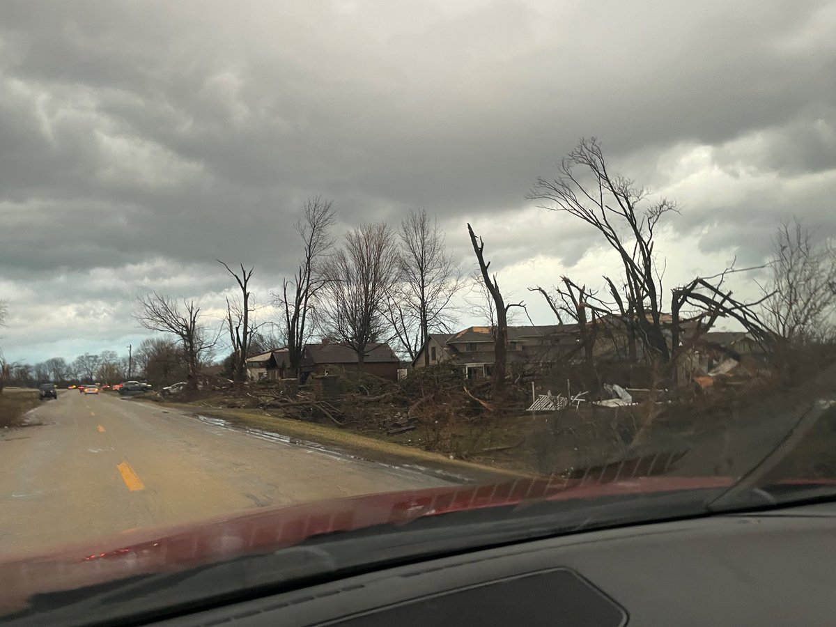 iluminnatii's tweet image. 🇺🇸🌪️🚨 | Un tornado dejó múltiples daños en Aroma Park, Illinois, tras tocar tierra cerca de Kankakee.

Videos muestran casas afectadas, árboles derribados y escombros en las calles. La tormenta golpeó la zona durante el sistema severo que azota el estado. Autoridades evalúan